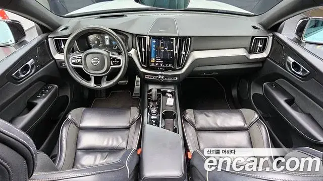Volvo XC60 2021 — Фото 7/20