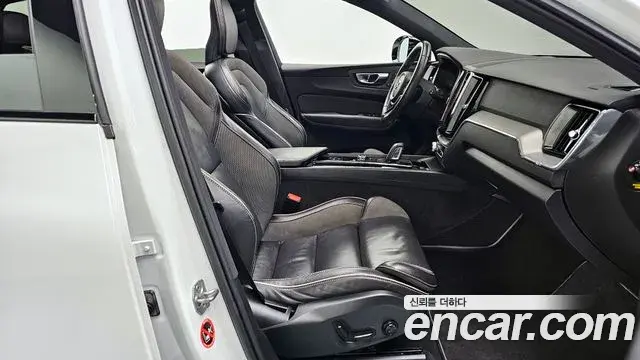 Volvo XC60 2021 — Фото 10/20