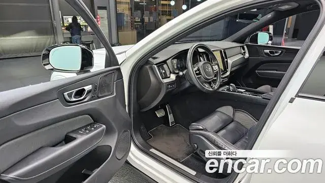 Volvo XC60 2021 — Фото 11/20