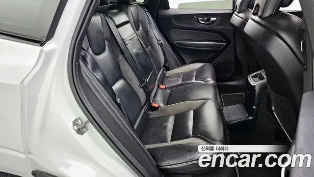 Volvo XC60 2021 — Фото 12/20