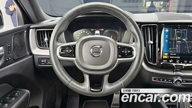 Volvo XC60 2021 — Фото 13/20