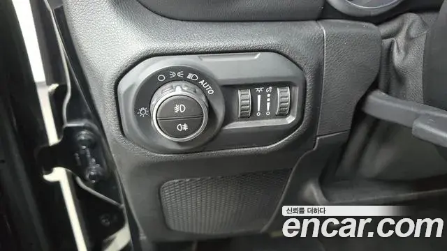 Jeep Wrangler 2021 — Фото 18/20