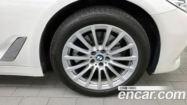 BMW 5 Series 2019 — Photo 19/20