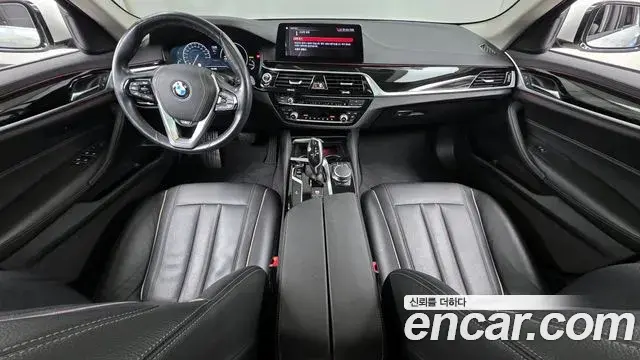 BMW 5 Series 2019 — Photo 12/20