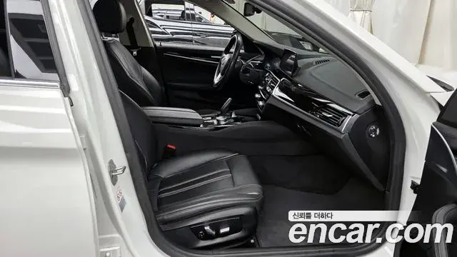 BMW 5 Series 2019 — Photo 16/20