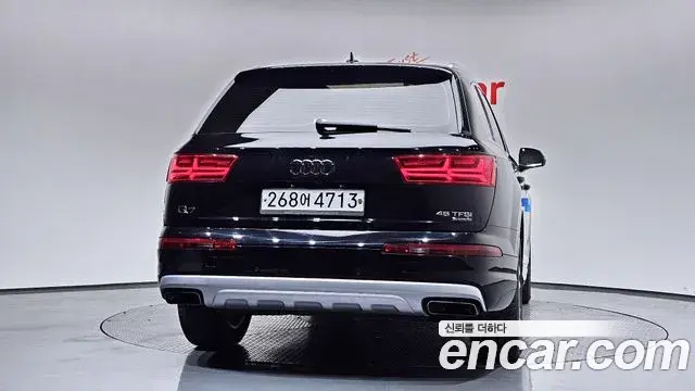 Audi Q7 2019 — Photo 2/20