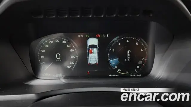 Volvo XC90 2018 — ფოტო 17/20