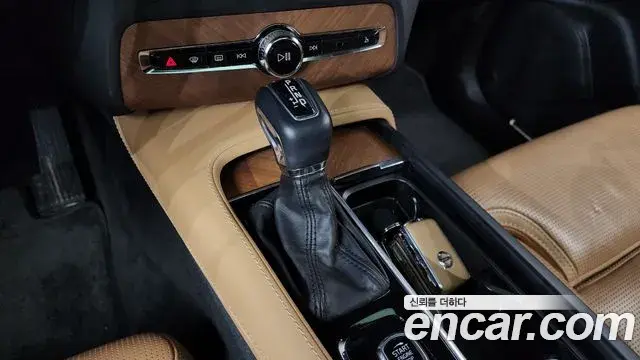Volvo XC90 2018 — ფოტო 12/20