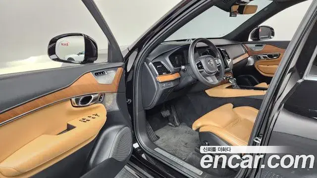 Volvo XC90 2018 — ფოტო 14/20