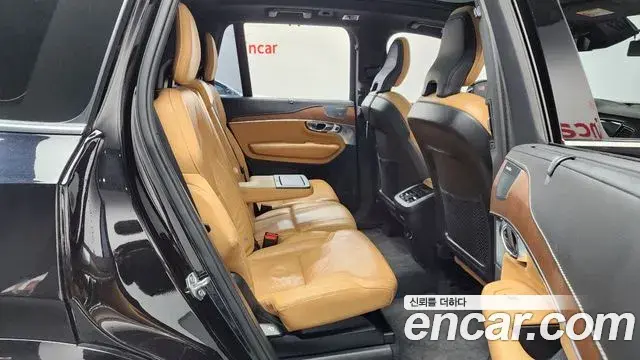 Volvo XC90 2018 — ფოტო 13/20