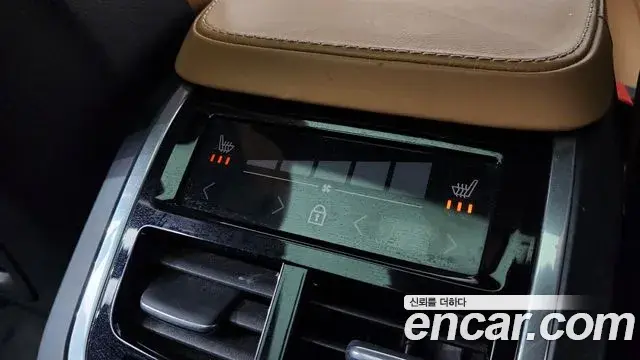 Volvo XC90 2018 — ფოტო 16/20