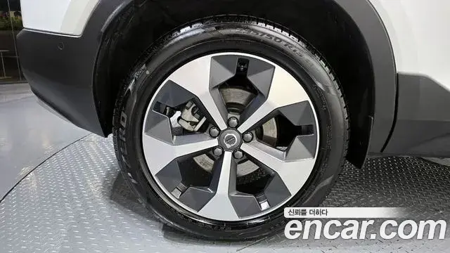 Volvo XC40 2024 — ფოტო 5/20