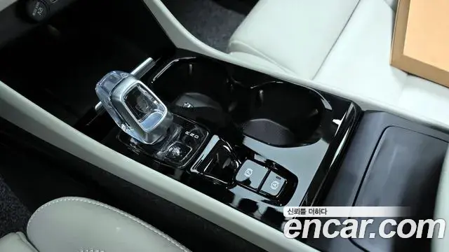 Volvo XC40 2024 — ფოტო 9/20