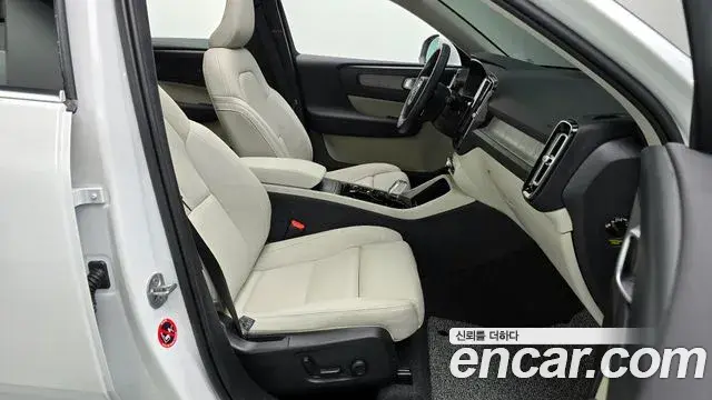 Volvo XC40 2024 — ფოტო 10/20
