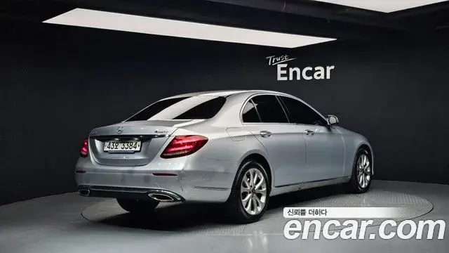 Mercedes-Benz E-Class 2018 — Photo 8/20