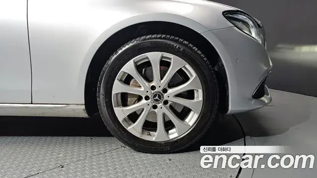 Mercedes-Benz E-Class 2018 — Photo 6/20