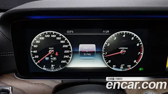 Mercedes-Benz E-Class 2018 — Photo 9/20