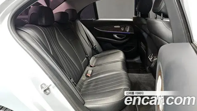 Mercedes-Benz E-Class 2018 — Photo 12/20