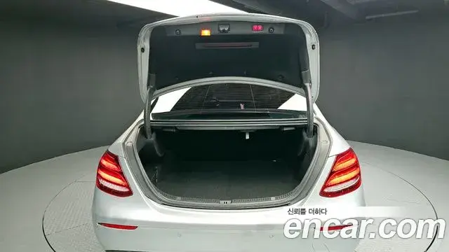 Mercedes-Benz E-Class 2018 — Photo 1/20