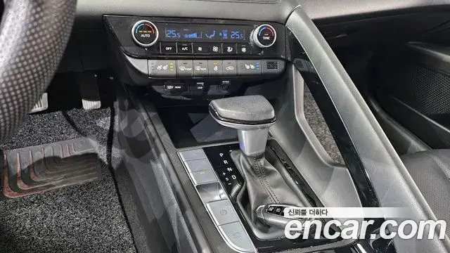 Hyundai The New Avante Hybrid 2023 — Photo 9/20