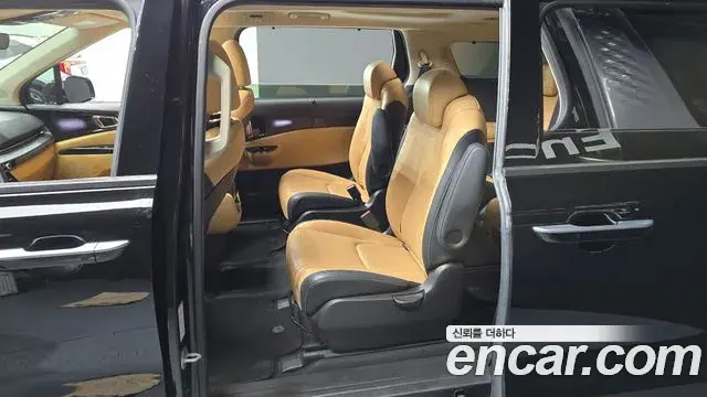 Kia Carnival 2021 — ფოტო 5/20