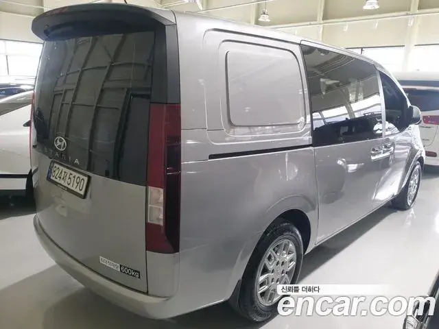 Hyundai Staria 2023 — Photo 18/20