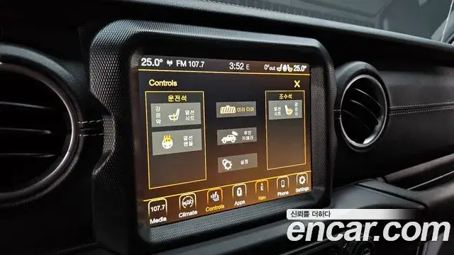 Jeep Wrangler 2021 — Фото 18/20