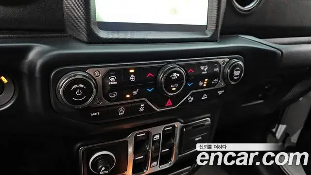 Jeep Wrangler 2021 — Фото 19/20
