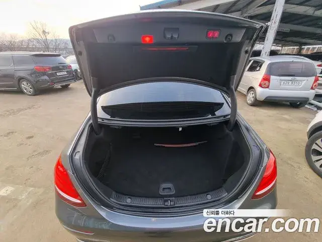 Mercedes-Benz E-Class 2018 — Şəkil 11/20