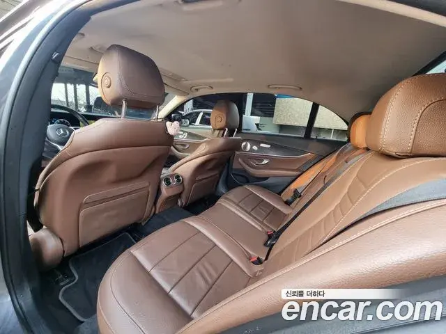 Mercedes-Benz E-Class 2018 — Şəkil 18/20