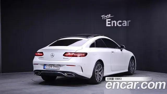 Mercedes-Benz E-Class 2022 — Photo 10/20