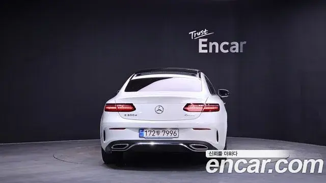 Mercedes-Benz E-Class 2022 — Photo 11/20