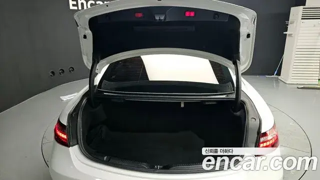 Mercedes-Benz E-Class 2022 — Photo 9/20
