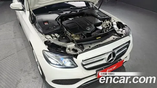 Mercedes-Benz E-Class 2018 — ფოტო 18/20