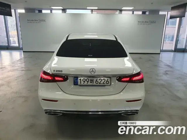 Mercedes-Benz E-Class 2023 — ფოტო 17/17