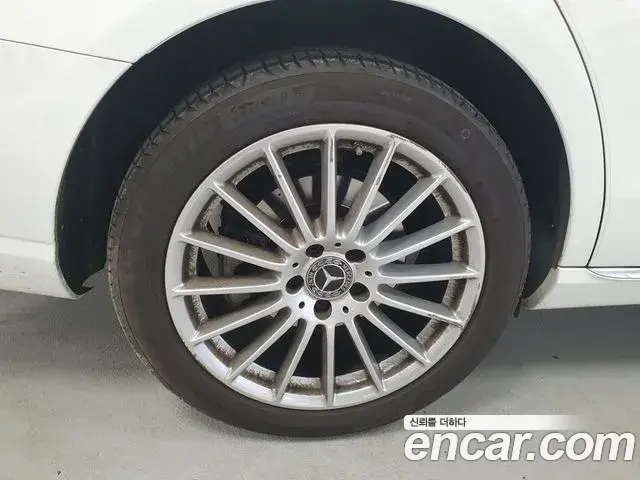 Mercedes-Benz E-Class 2023 — ფოტო 11/17