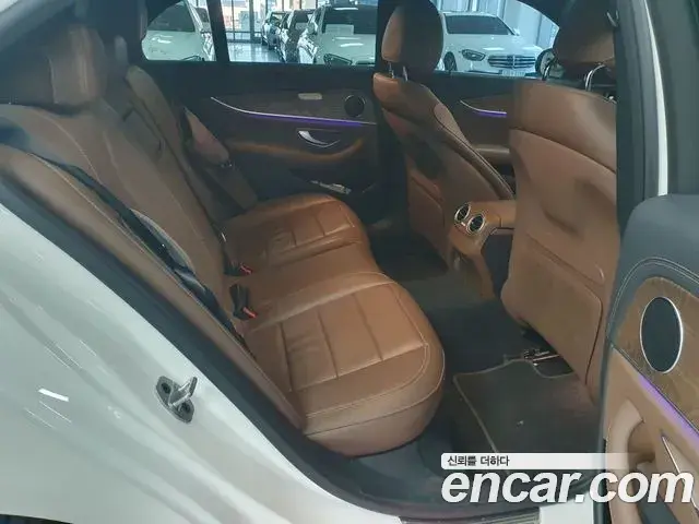 Mercedes-Benz E-Class 2023 — ფოტო 15/17