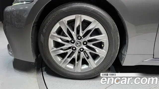 Lexus LS500 2018 — Photo 14/20
