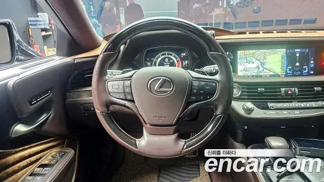 Lexus LS500 2018 — Photo 8/20