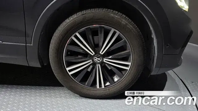 Volkswagen Tiguan 2021 — Photo 9/20
