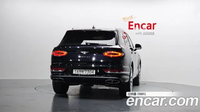 Bentley Bentayga 2023 — ფოტო 5/20