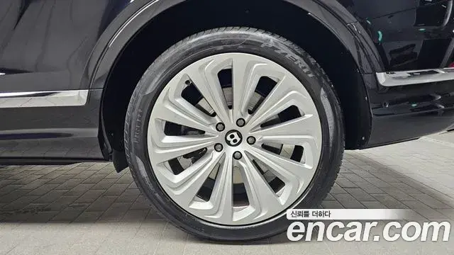 Bentley Bentayga 2023 — ფოტო 13/20