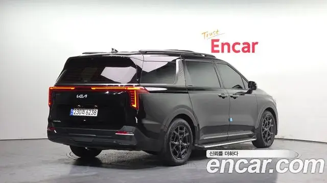 Kia Carnival 2023 — ფოტო 11/20