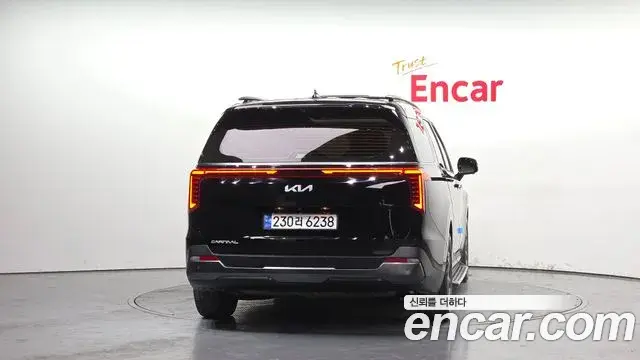 Kia Carnival 2023 — ფოტო 8/20