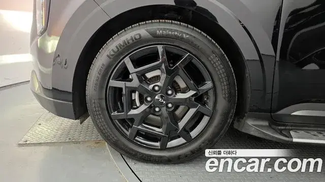 Kia Carnival 2023 — ფოტო 7/20