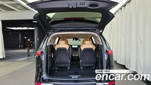 Kia Carnival 2023 — Photo 19/20
