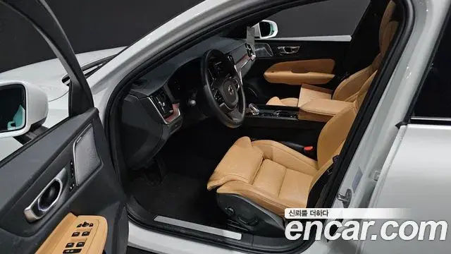 Volvo V60 Cross Country 2023 — Фото 10/20