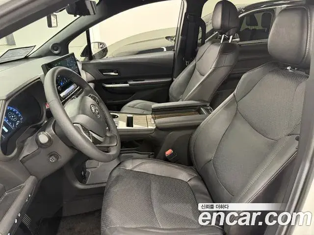 Toyota Sienna 2025 — ფოტო 8/14