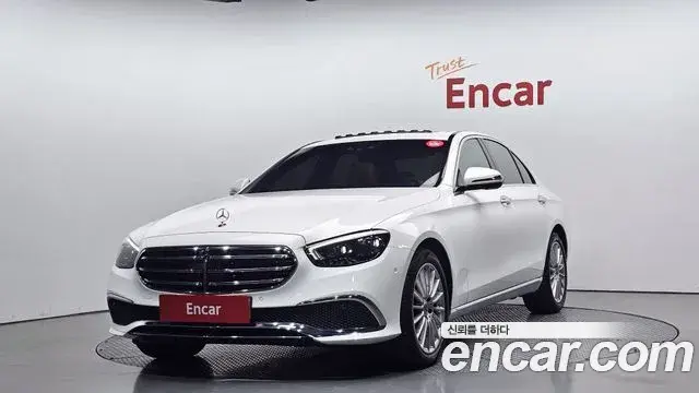 Mercedes-Benz E-Class 2022 — Photo 9/20