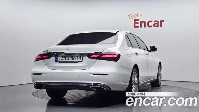 Mercedes-Benz E-Class 2022 — Photo 18/20